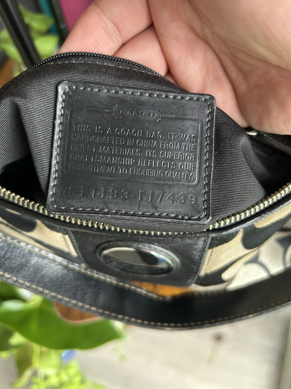 Vintage coach round logo medallion shoulder bag black tan signature jacquard & l - Picture 8 of 8
